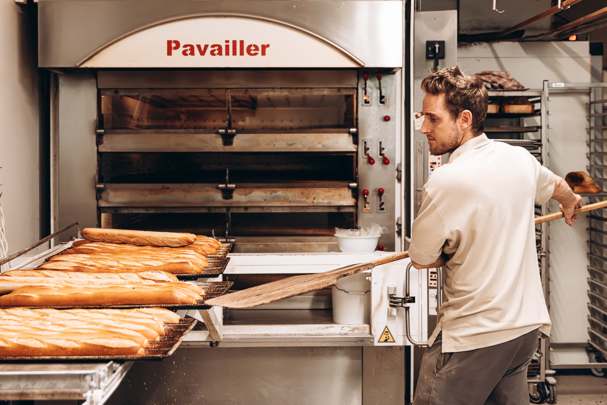 Sacha mettant les baguettes au fournil