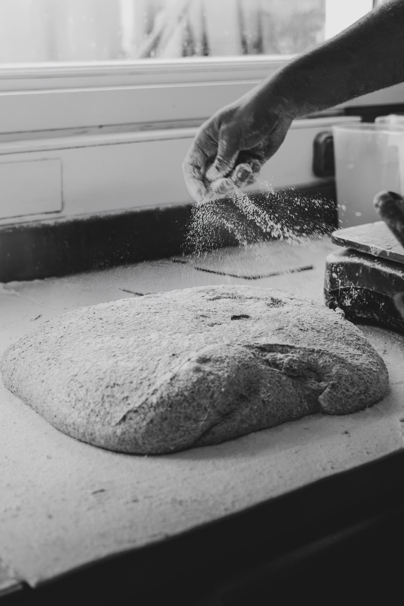 La farine travaillée à la main dans le fournil