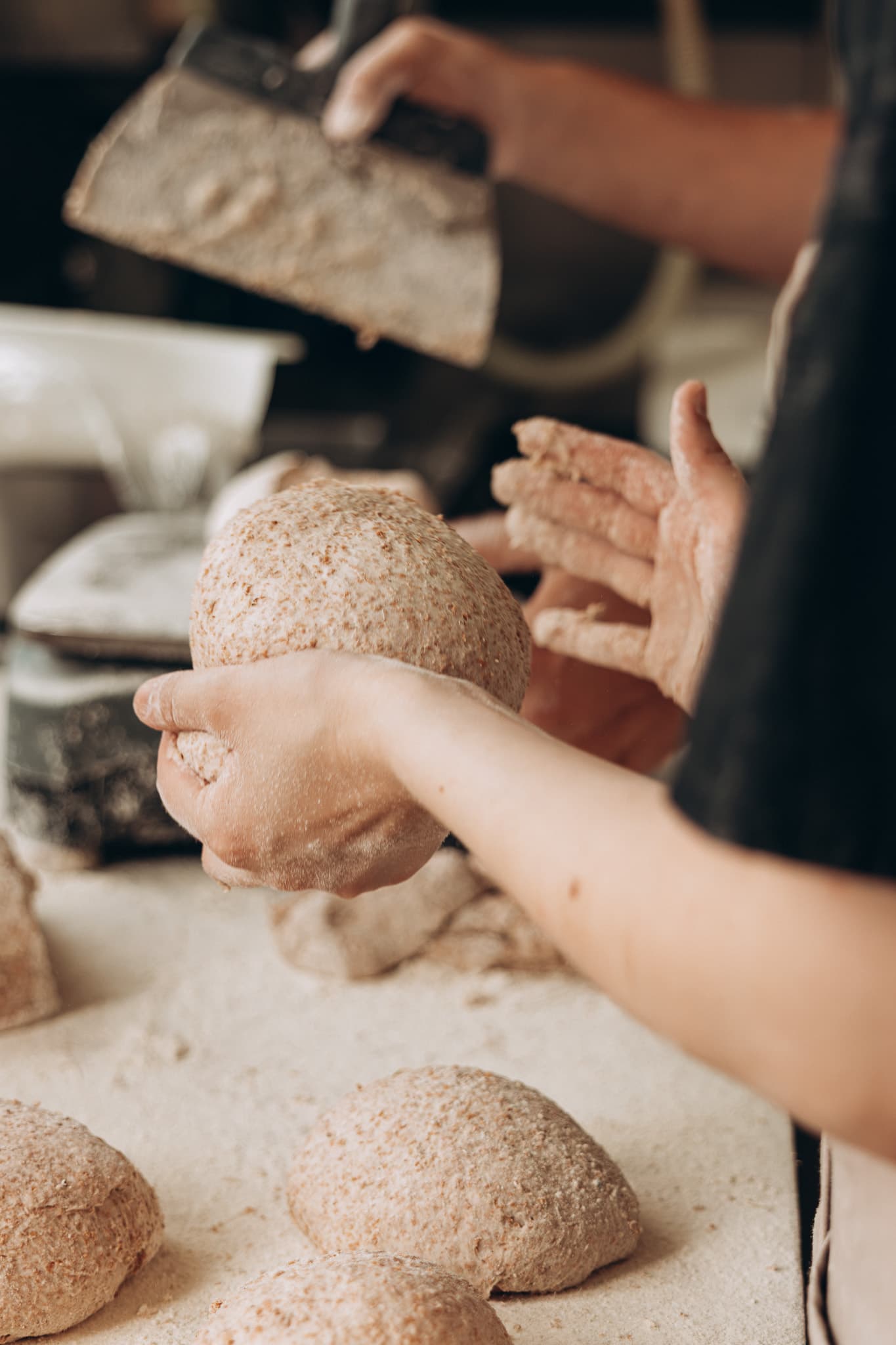 Façonnage manuel d’un pain artisanal