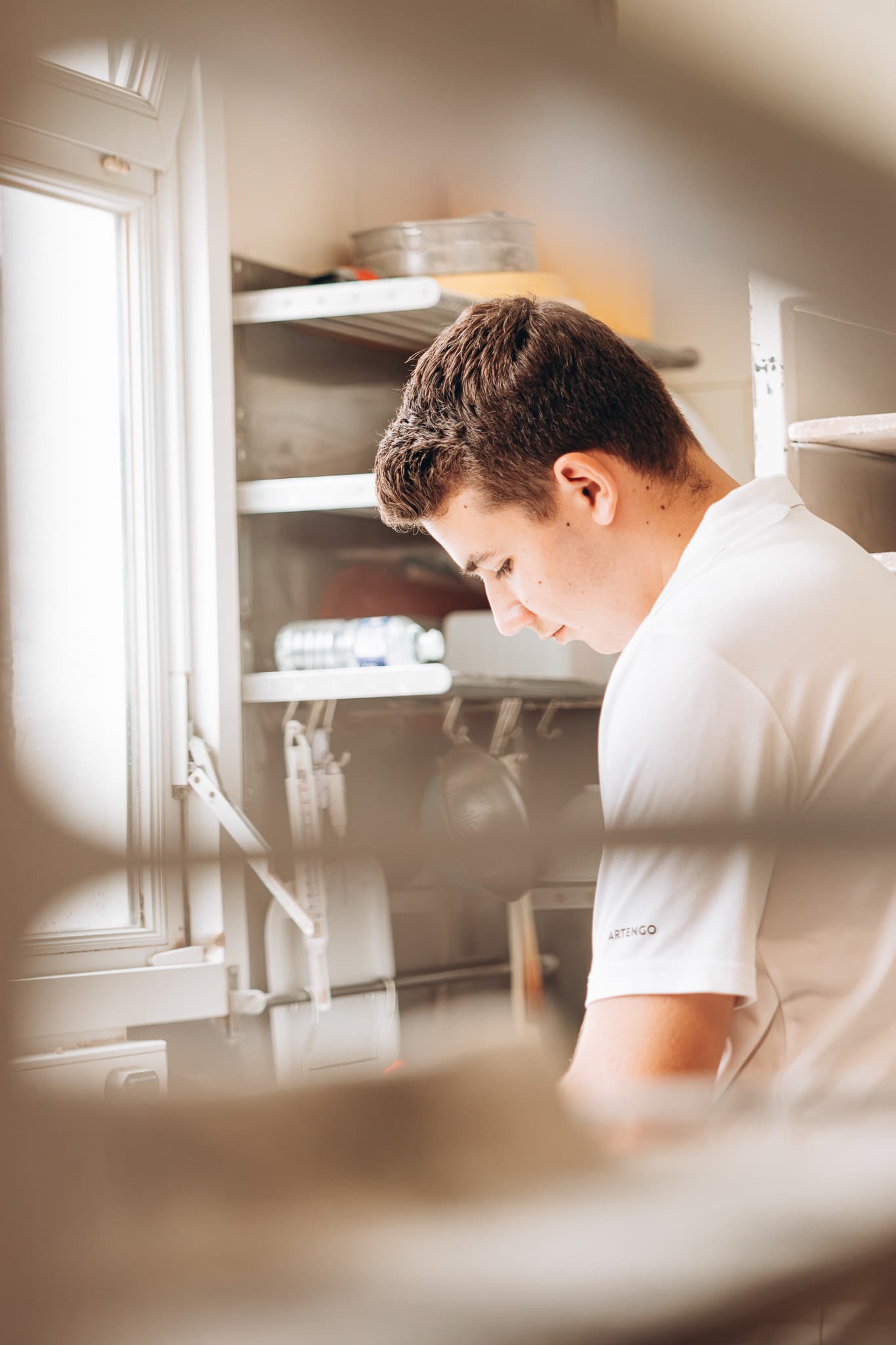 Un membre de l’équipe préparant les pâtisseries
