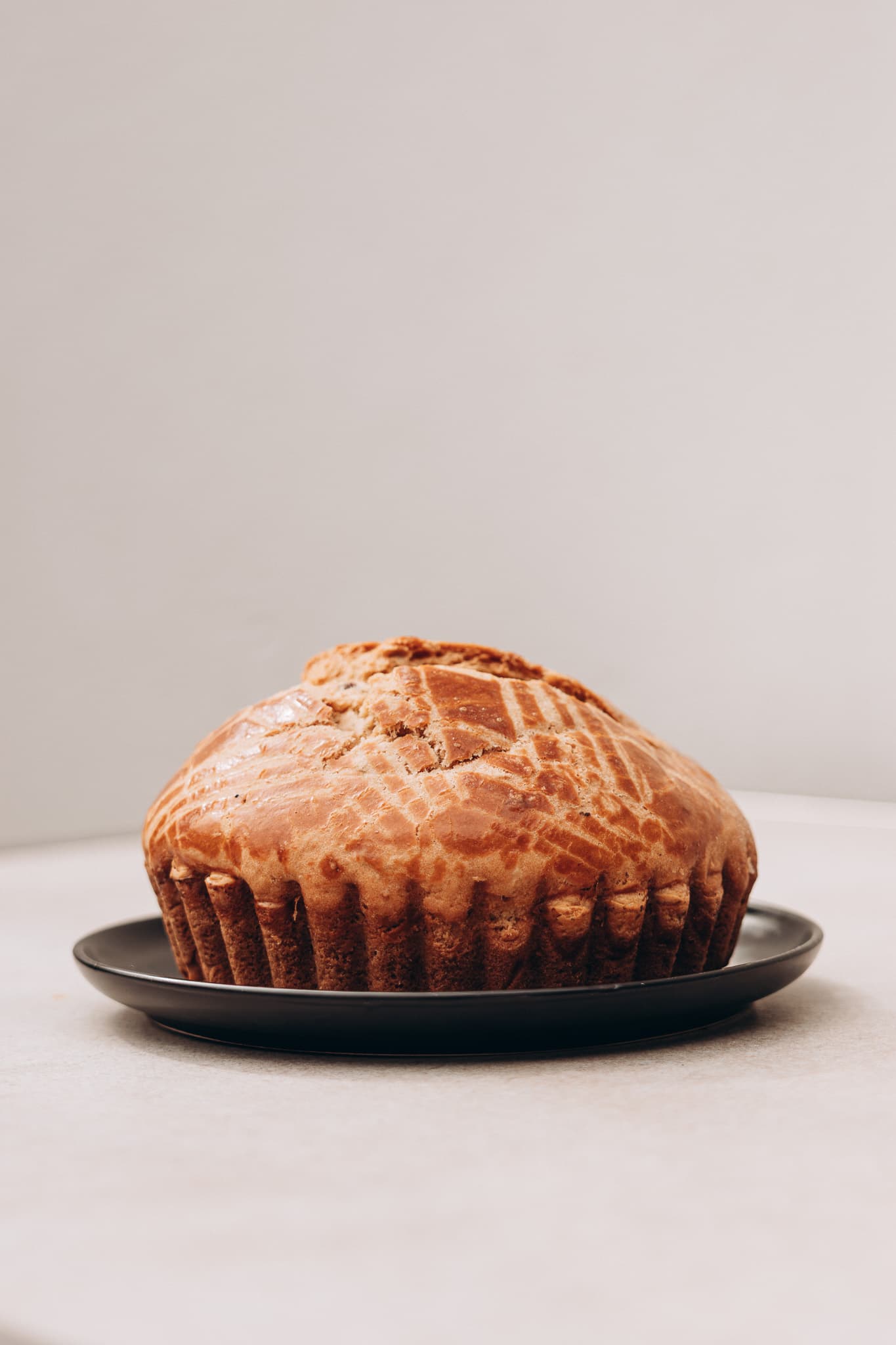 Kouign de Mahalon présenté sur une assiette noire