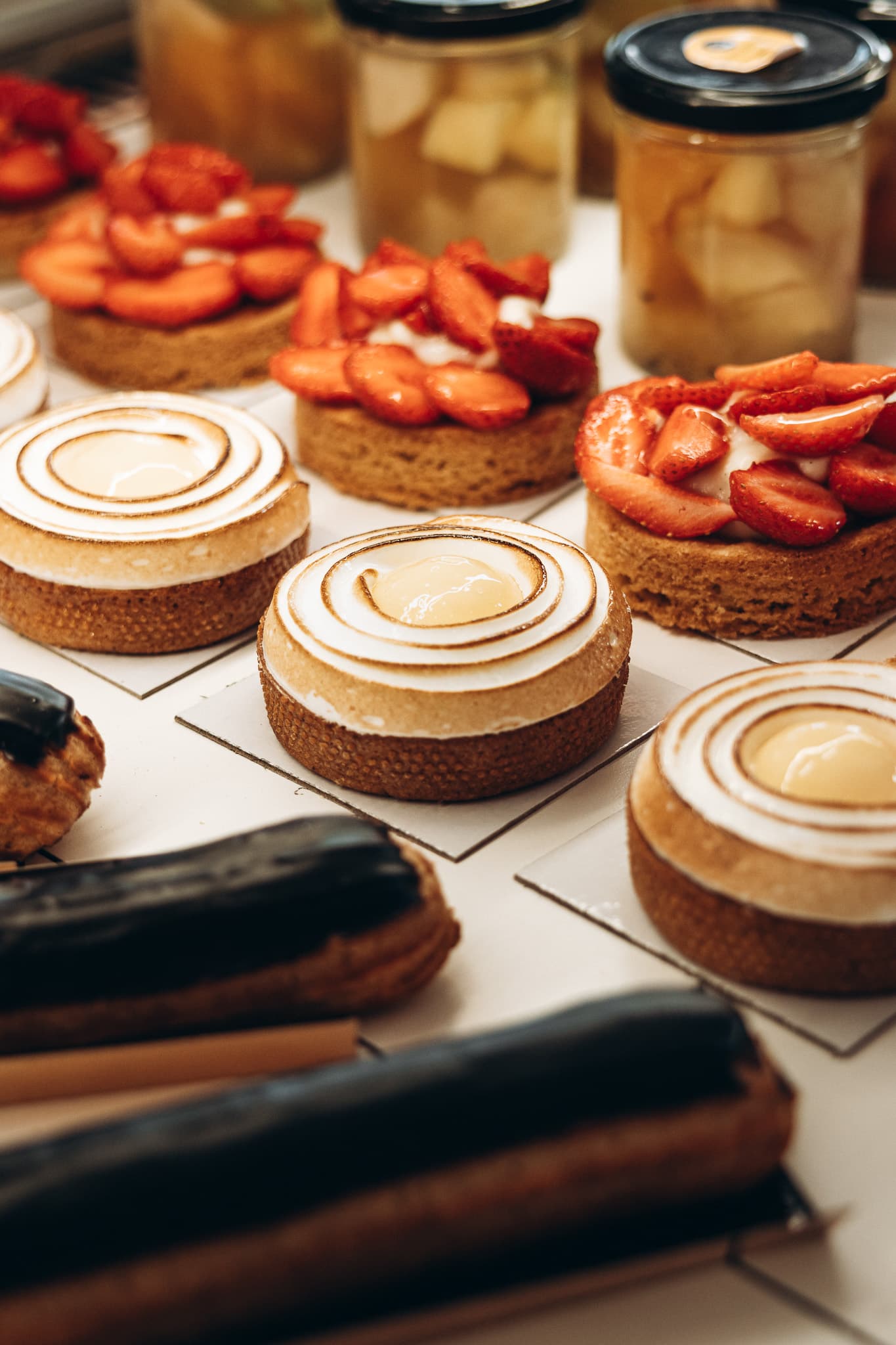 Pâtisseries présentées dans la vitrine de la boulangerie