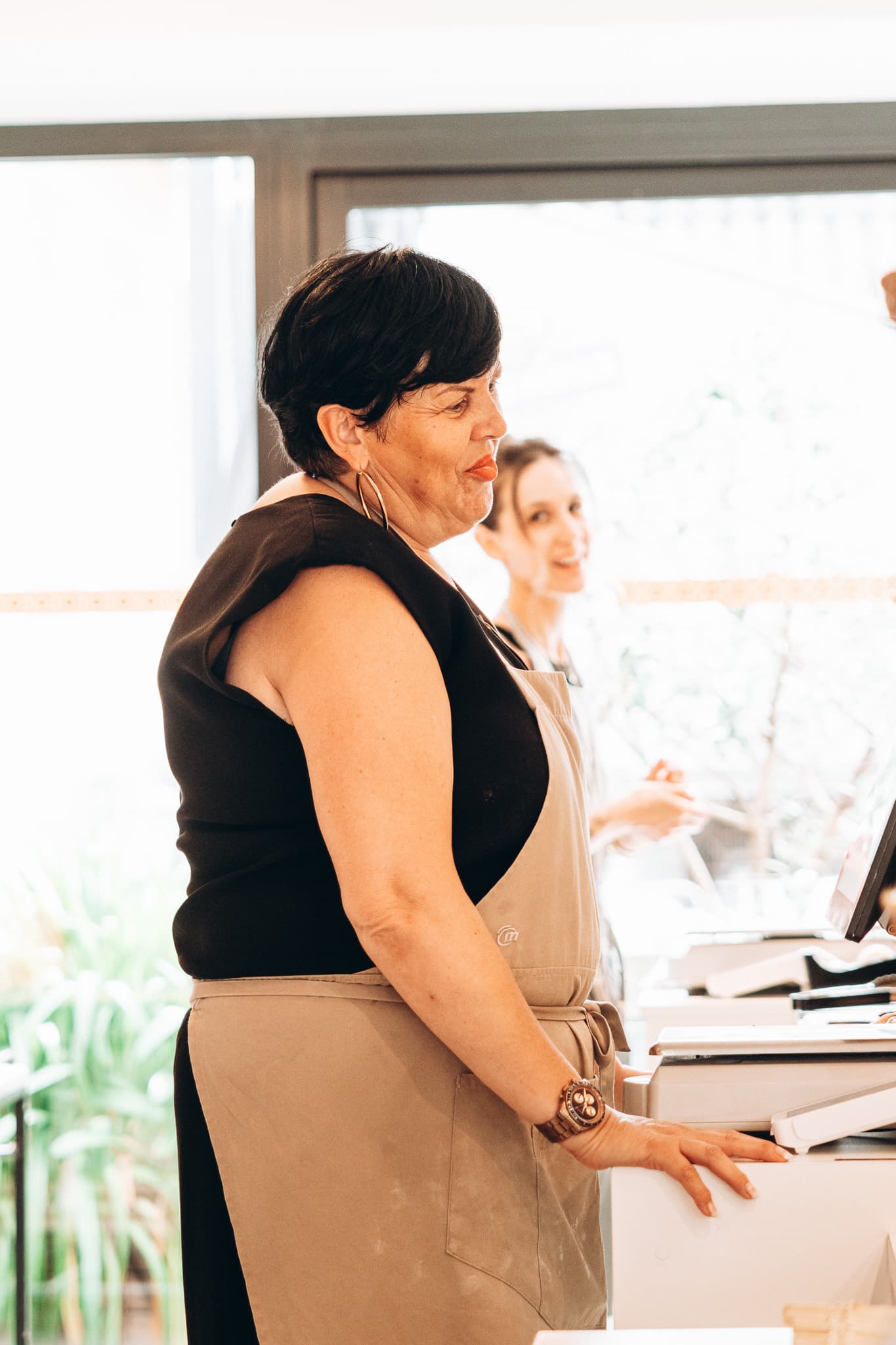Une membre de l’équipe au service dans la boutique