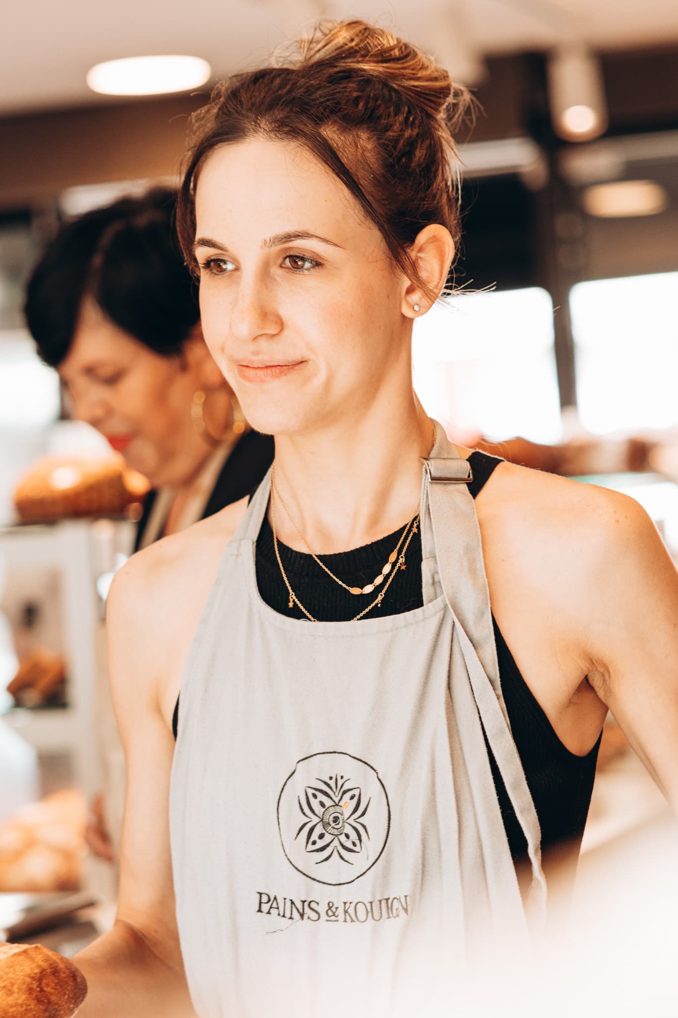 Une membre de l’équipe dans la boutique Pains & Kouign