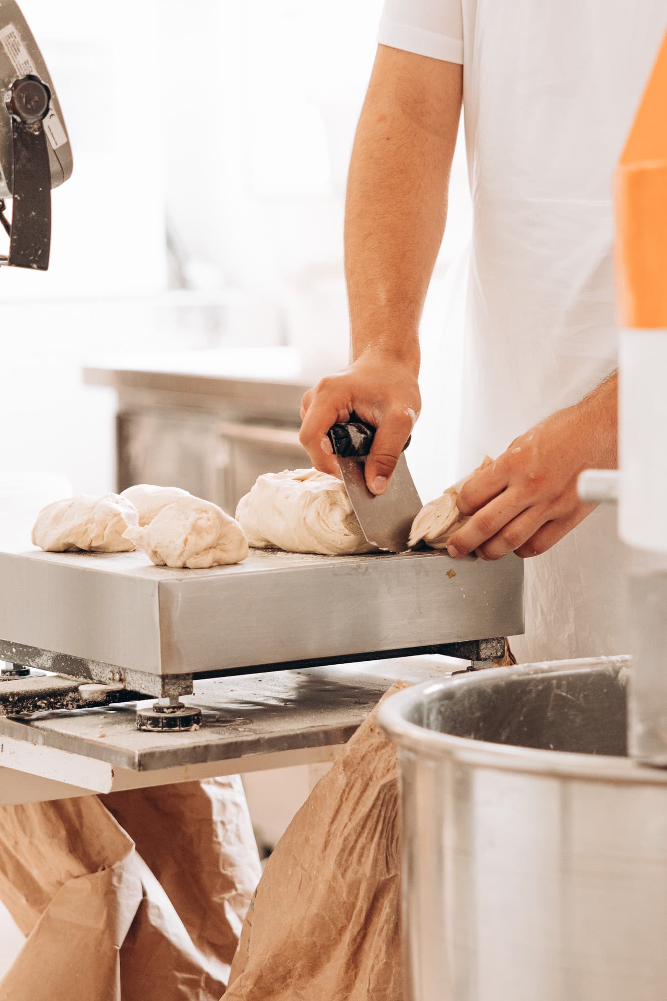 Boulanger divisant la pâte à la main