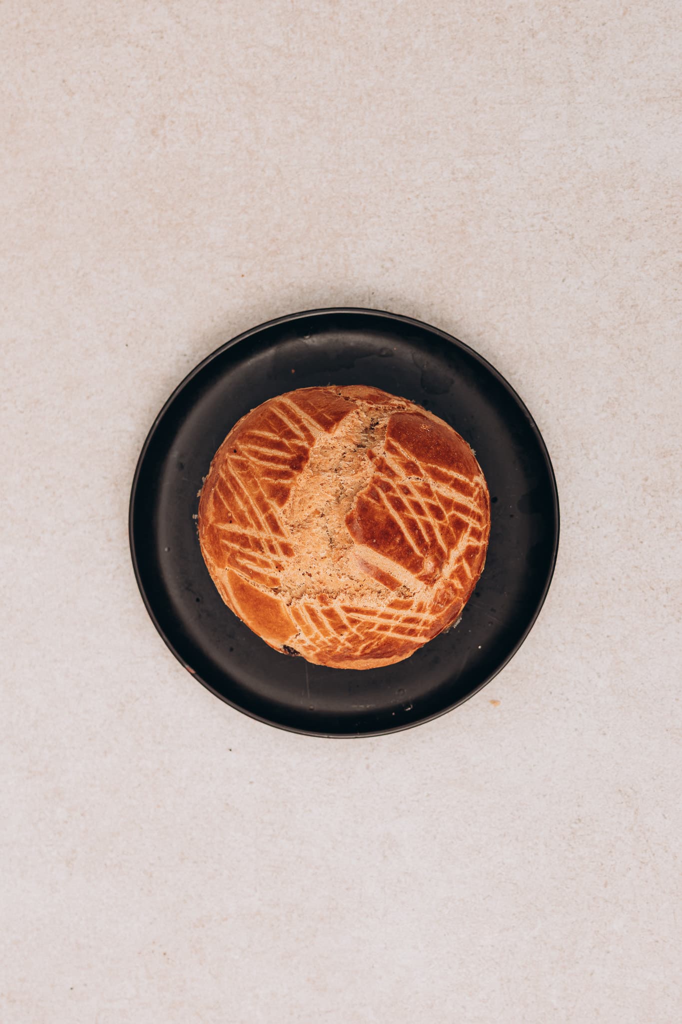 Le dessus d’un Kouign des Gras vu d’en haut : la dorure et le quadrillage tracé au couteau